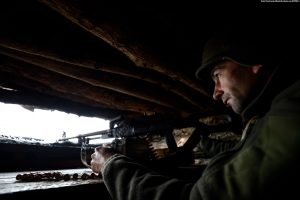 Një ushtar ukrainas i Brigadës së 10-të të Veçantë Sulmuese Malore shikon perimetrin në një vend të paidentifikuar në rajonin e Donjeckut të Ukrainës më 26 tetor.