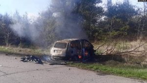Një veturë e djegur si pasojë e sulmeve ruse në Herson, jug të Ukrainës, më 13 nëntor 2023.