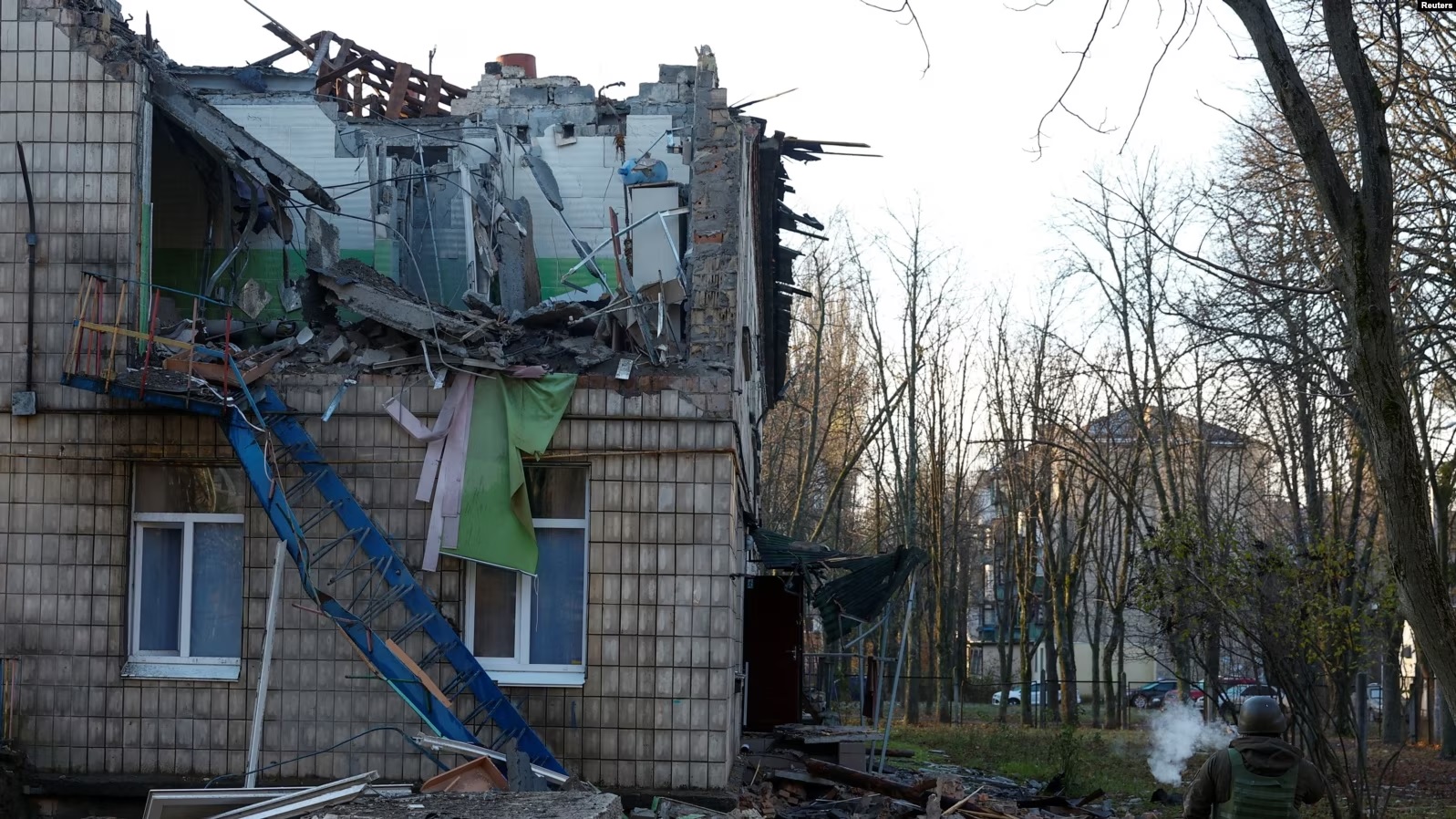 Ndërtesa e dëmtuar e një çerdheje gjatë sulmit masiv të Rusisë në kryeqytetin e Ukrainës, Kiev, më 25 nëntor 2023.