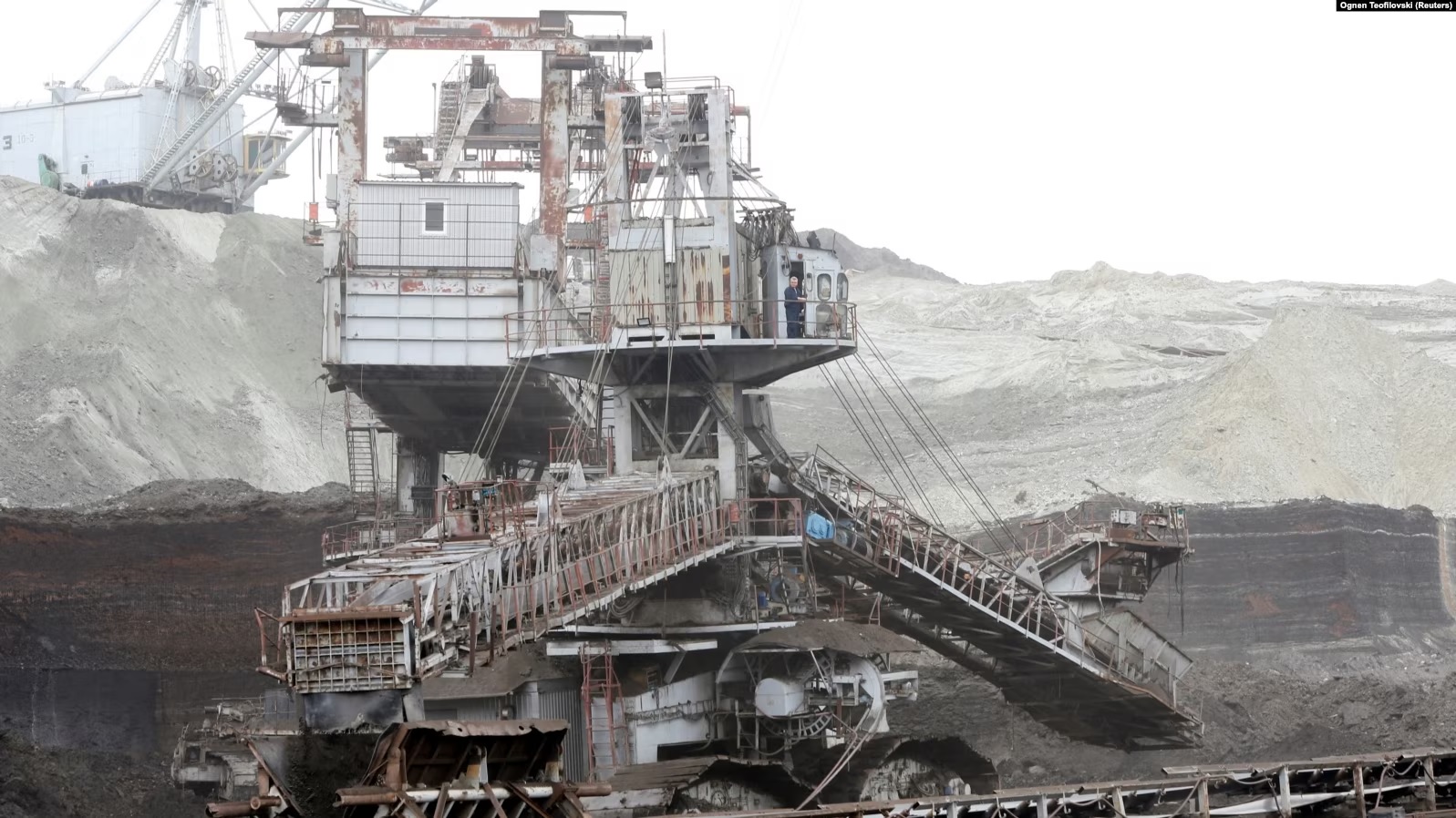 Gërmime të qymyrit pranë objektit më të madh të prodhimit të energjisë elektrike në Maqedoninë e Veriut. 12 tetor 2022.
