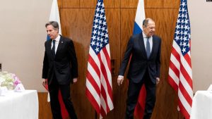 Sekretari amerikan i Shtetit, Antony Blinken, dhe ministri i Jashtëm rus, Sergei Lavrov duke shkuar te ulëset e tyre përkatëse para një takimi në Gjenevë, 21 janar 2022, rreth një muaj para se Rusia ta niste pushtimin e plotë të Ukrainës