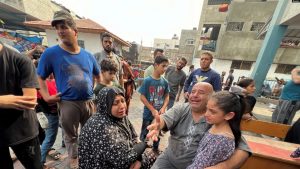 Reagimi i palestinezëve ndaj dëmeve në shkollën strehimore të OKB-së për personat e zhvendosur, pas një sulmi izraelit në Xhabalia, në veri të Rripit të Gazës, 2 nëntor 2023.