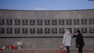 Memoriali për viktimat e masakrës së Reçakut. Fotografi ilustruse.
