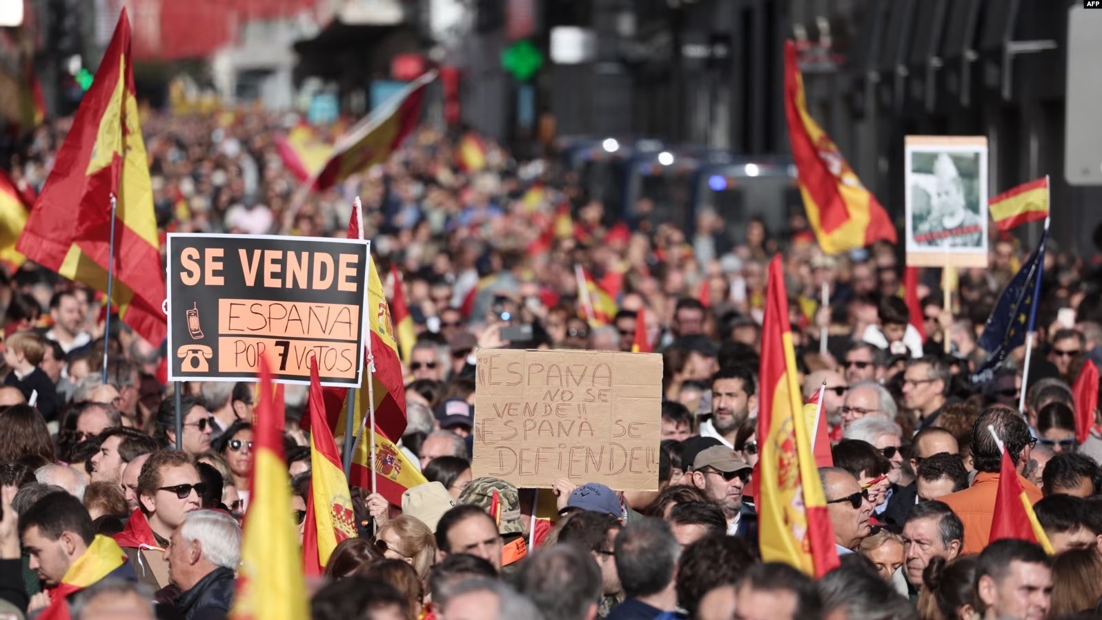 Autoritetet thanë se rreth 80.000 njerëz dolën në protestë në Madrid më 12 nëntor, kundër planeve të kryeministrit në detyrë, Pedro Sanchez, për t’i amnistuar separatistët katalanas në këmbim të mbështetjes së tyre për një mandat të ri në Qeveri.