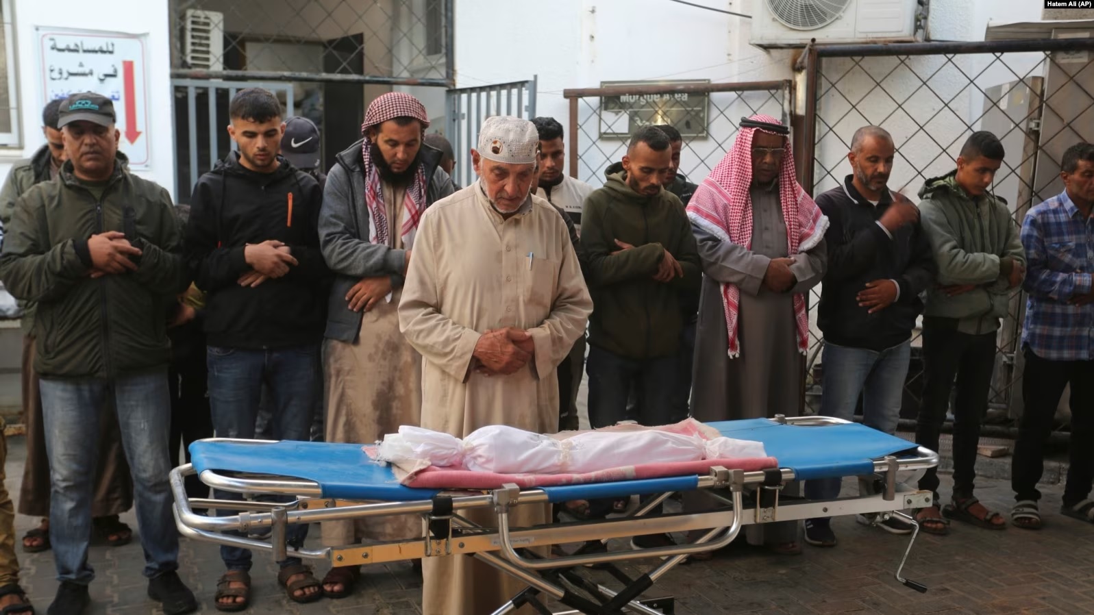 Disa palestinezë duke u lutur për një të afërm të vrarë nga bombardimet izraelite në Rripin e Gazës, më 17 nëntor 2023.