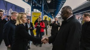 Sekretari i Mbrojtjes i Shteteve të Bashkuara, Lloyd Austin, mirëpritet teksa mbërrin për një vizitë në Kiev, 20 nëntor 2023.