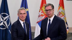 Sekretari i Përgjithshëm i NATO-s, Jens Stoltenberg, gjatë takimit me presidentin serb, Aleksandar Vuçiq, në Beograd, 21 nëntor 2023.