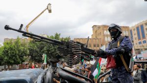 Një anëtar i grupit huthi duke e mbajtur armën gjatë një marshi në Jemen në mbështetje të palestinezëve më 18 nëntor 2023.