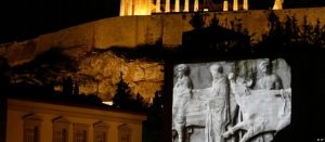 Pamje e Akropolit në Athinë dhe një detaj i zmadhuar nga relievi i Partenonit