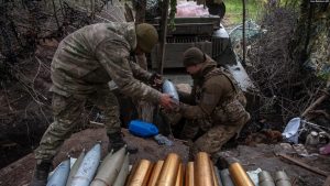 Ushtarët ukrainas duke i përgatitur predhat në Çasiv Jar, zonën e betejave të mëdha me forcat ruse në rajonin e Donjeckut, Ukrainë, 11 maj 2023.
