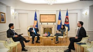 Presidentja e Kosovës, Vjosa Osmani dhe ambasadori i Shteteve të Bashkuara në Prishtinë, Jeffrey Hovenier, gjatë një takimi në presidencë, Prishtinë, 2 nëntor 2023.
