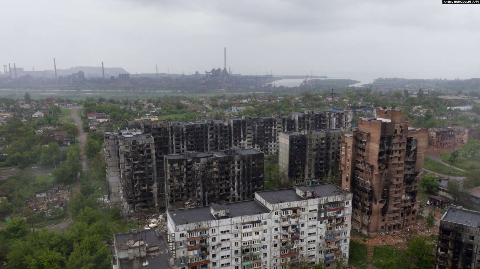 Ndërtesa të banimit, të shkatërruara në Mariupol të Ukrainës. 18 maj 2022.