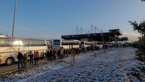Serbët e Kosovës qëndrojnë në radhë në pikën kufitare Kosovë-Serbi në Merdarë, Kosovë, 17 dhjetor 2023. Ata udhëtuan me autobusë dhe automjete nga pjesë të ndryshme të Kosovës për të votuar për zgjedhjet parlamentare në Serbi të dielën.