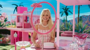 Aktorja Margot Robbie në një skenë të filmit "Barbie".