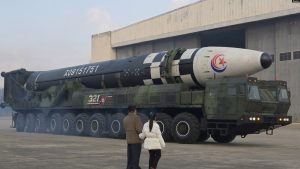 Lideri i Koresë së Veriut, Kim Jong Un, bashkë me të bijën, e inspekton një raketë balistike.