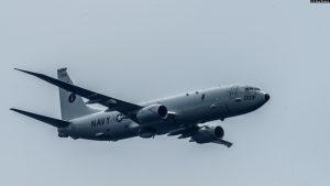 Një avion amerikan A P-8A Poseidon duke fluturuar mbi Oqeanin Paqësor