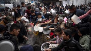 Palestinezët në Rafah të Rripit të Gazës duke marrë ushqim falas. 21 dhjetor 2023.