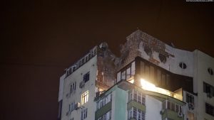 Një ndërtesë e dëmtuar nga sulmi rus me dronë në kryeqytetin ukrainas, Kiev, të premten më 22 dhjetor 2023.