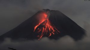 Mali Merapi, vullkani më aktiv i Indonezisë. Fotografi ilustruese. 1