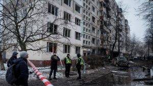 Zyrtarët ukrainas në vendin e ngjarjes së një sulmi raketor rus, i cili e dëmtoi një ndërtesë banimi në Kiev, 13 dhjetor 2023.