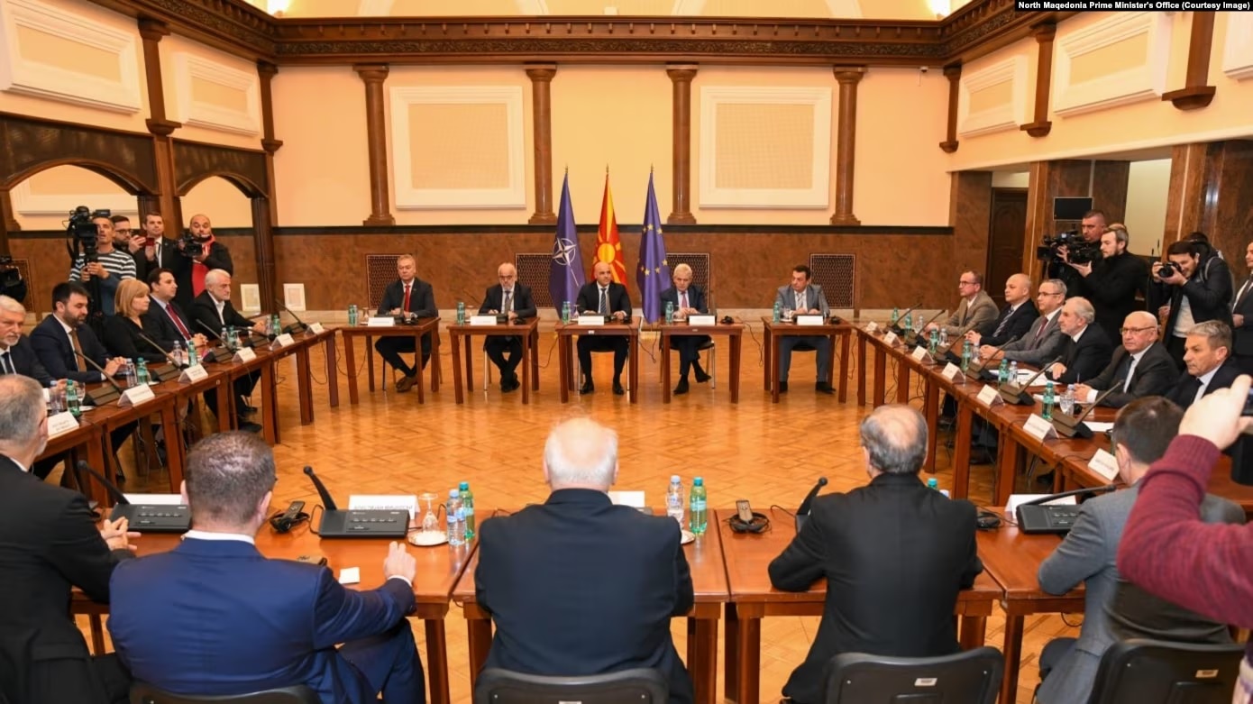 Partitë politike në Maqedoninë e Veriut mblidhen për ta caktuar 8 majin 2024 si datë për mbajtjen e zgjedhjeve parlamentare në vend, 4 dhjetor 2023.