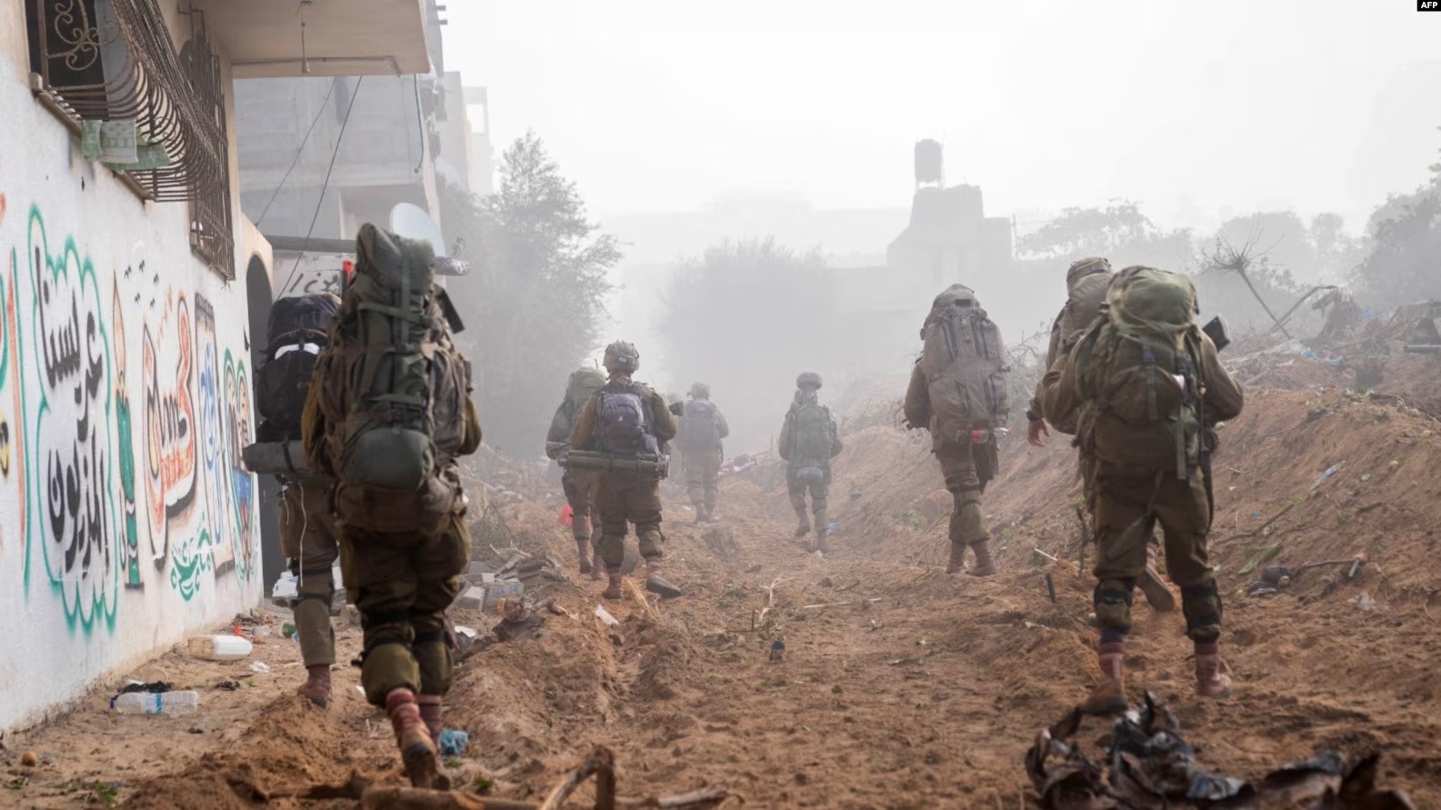 Fotografi e botuar nga ushtria izraelite më 12 dhjetor, 2023 që tregon ushtarët në brendi të Rripit të Gazës ndërkohë që luftimet po vazhdojnë ndërmjet Izraelit dhe militantëve të Hamasit /AFP/Handout/Israeli Army