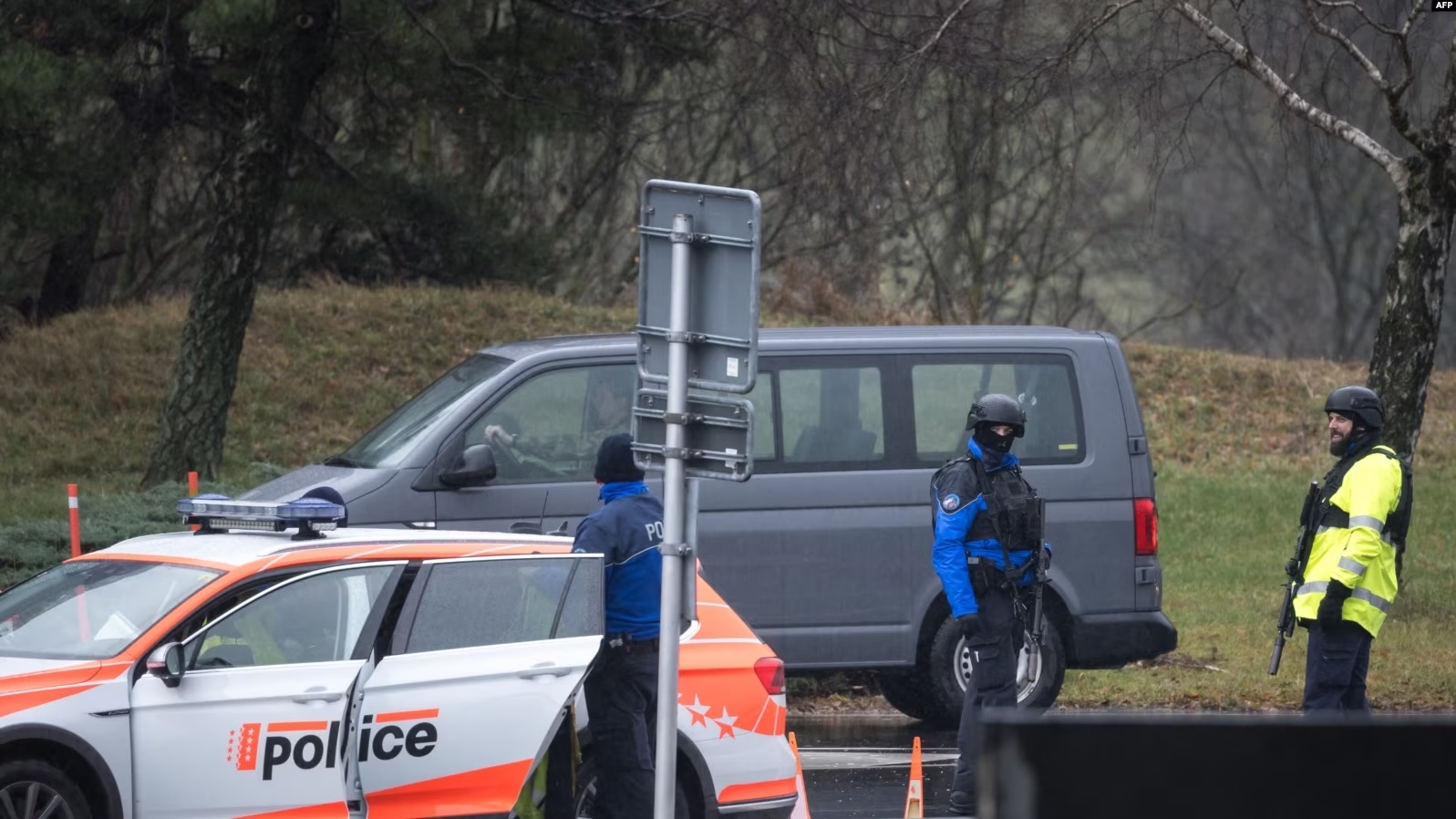 Oficerët policorë duke i kontrolluar veturat në Saint Maurice, derisa po e kërkonin të dyshuarin për vrasjen e dy personave në Sion, Zvicër, 11 dhjetor 2023.