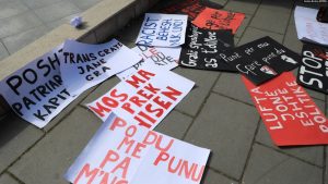 "Mos ma prek hisen", një ndër mesazhet në një protestë në Prishtinë për të drejtat e grave.