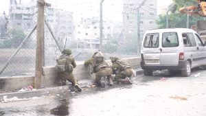 Ushtria izraelite publikoi një video ku ushtarët izraelitë shihen duke luftuar rrugëe të Jabalias në Gazë
