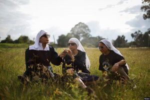 Tri gratë që në internet përdorin emrat "Motra Kika", "Motra Bernardet" dhe "Motra Yeri" shihen teksa tymosin në fermën e Motrave të Luginës, në periferi të një fshati në Meksikën qendrore, më 2 shtator 2023.