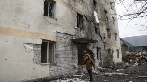 Një person kalon pranë një ndërtese banimi të dëmtuar nga një sulm rus me dronë. Odesa, 14 dhjetor 2023.