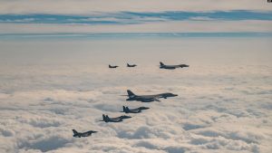 Bombarduesit amerikanë B-1B gjatë një stërvitjeje të përbashkët me avionët luftarakë të Koresë së Jugut dhe Japonisë mbi Gadishullin Korean më 20 dhjetor 2023.