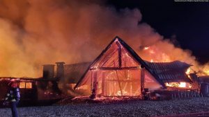 Bujtina duke u djegur nga zjarri në Rumani, 26 dhjetor 2023.