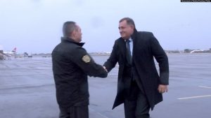 Aleksandar Vulin (majtas) dhe Milorad Dodik (djathtas) në aeroportin e Beogradit. Serbi, 10 tetor 2021.