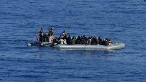 Barkë me migrantë në brigjet e Libisë.
