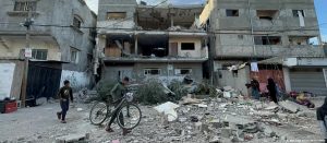 Pas bombardimeve në Khan Yunis, palestinezët duke ecur pranë ndërtesave të shkatërruara