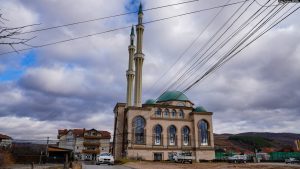 Xhamia "Mati 1" në Prishtinë, ku fëmijëve iu kërkua gjatë një ore mësimore fetare të ofronin ide se si t'i bindnin prindërit e vet të mos e festonin Vitin e Ri.