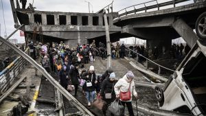 Ukrainasit në Irpin, duke u larguar pas bombardimeve ruse në fillim të luftës. Mars, 2022.