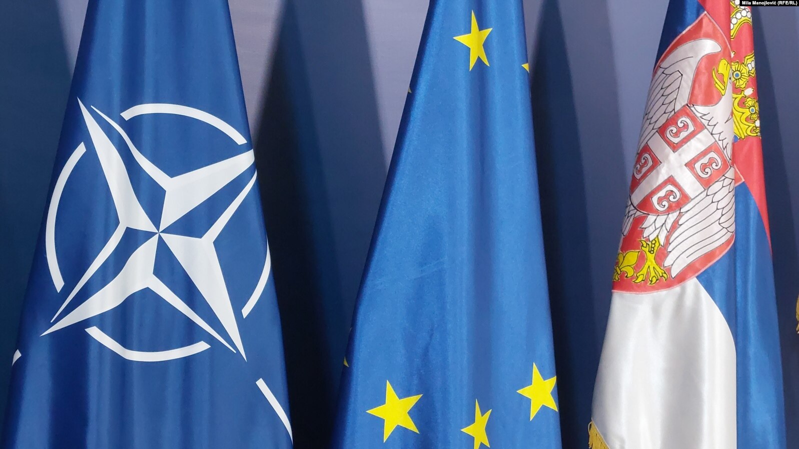 Flamuri i NATO-s, BE-së dhe Serbisë.