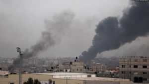 Sulmet ajrore izraelite në Han Junis të Rripit të Gazës.