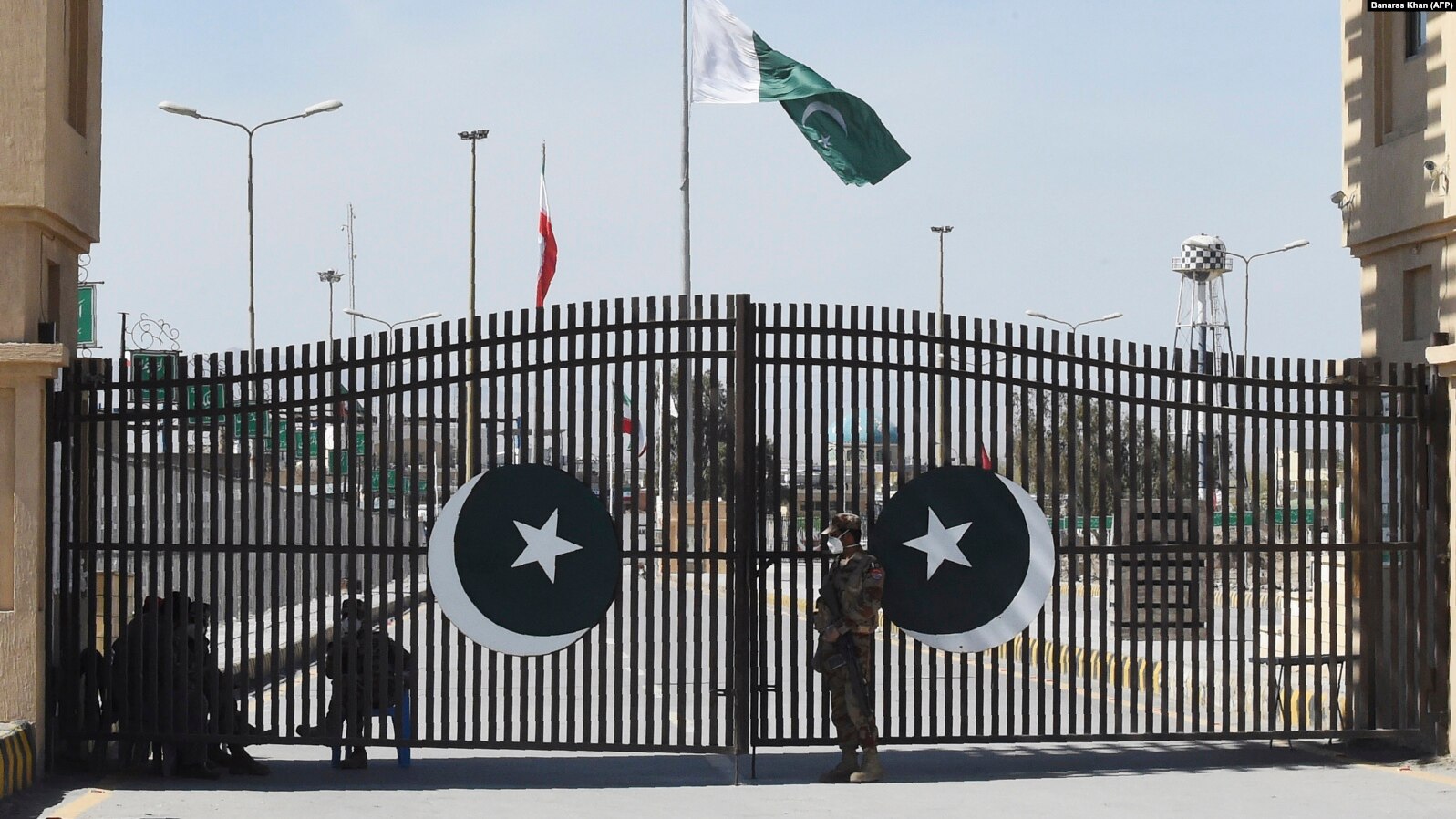 Ushtarët pakistanezë duke bërë roje pranë kufirit të mbyllur mes Pakistanit dhe Iranit. Shkurt, 2020.