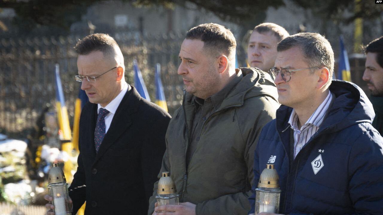 Ministri i Jashtëm i Hungarisë, Peter Szijjarto (majtas), gjatë takimit me homologun e vet ukrainas, Dmytro Kuleba, (djathtas) dhe shefin e Presidencës ukrainase, Andriy Yermak (në mes), në qytetin Uzhhorod në perëndim të Ukrainës, 29 janar 2024.