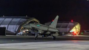 Një avion luftarak kthehet në bazë pasi i sulmoi caqet ushtarake në Jemen, 12 janar 2024.