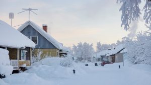 Bora e mbulon fshatin Vittangi në komunën Kiruna, në veri të Suedisë, ku temperaturat ranë në minus 38,9 gradë celsius mëngjesin e 3 janarit 2024.