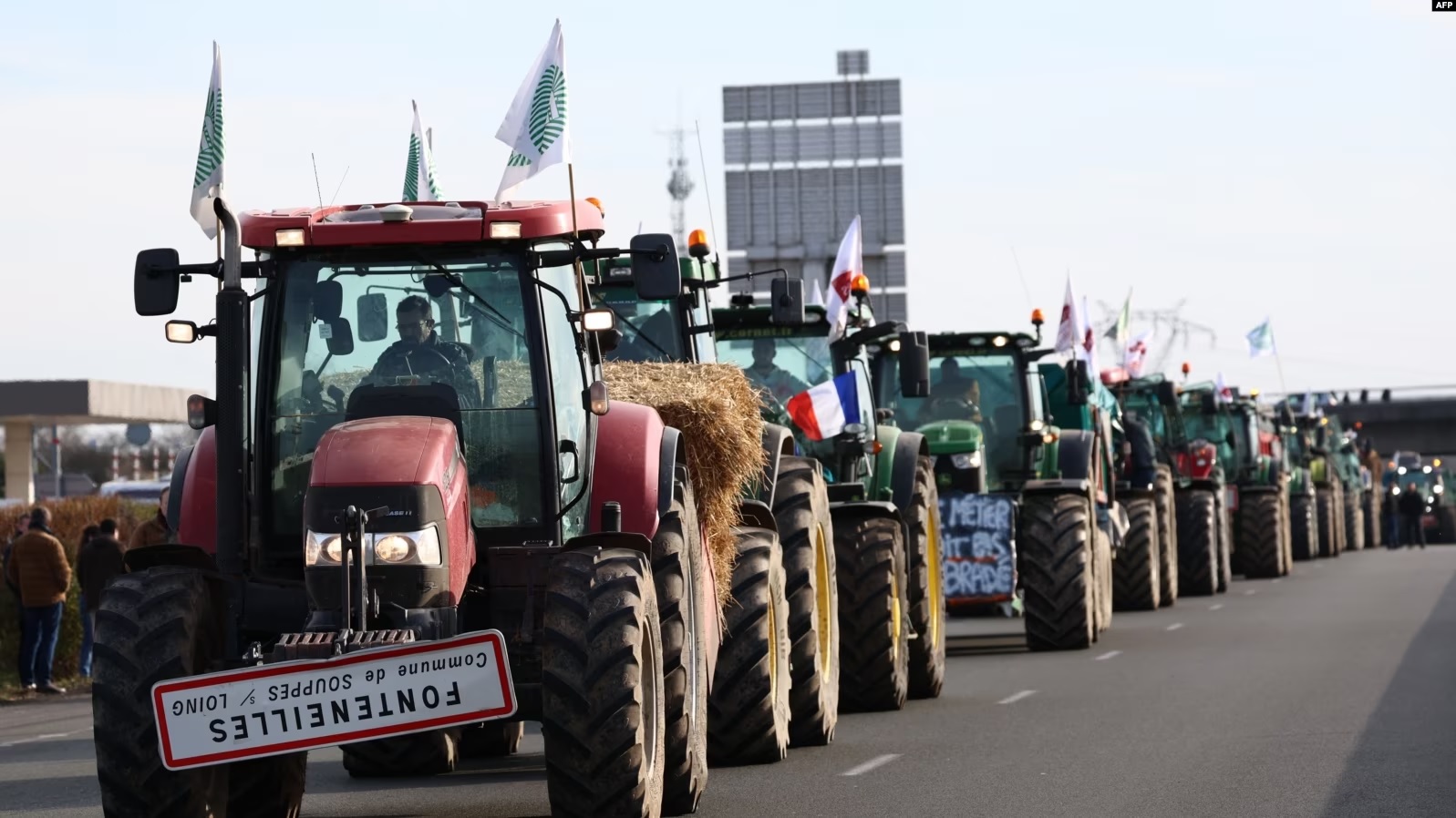 Bujqit francezë e bllokojnë autostradën A6 në jug të Parisit, 29 janar 2024, gjatë protestave për rregulloren, taksat dhe pagesat.