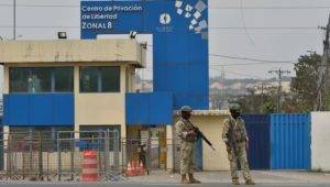 Anëtarët e Forcave të Armatosura të Ekuadorit qëndrojnë roje jashtë burgut Zonal numër 8 pas transferimit të liderit kriminal Jose Adolfo Macias Villamar, i njohur si "Fito", nga burgu, në Guayaquil, Ekuador, 14 gusht 2023. REUTERS