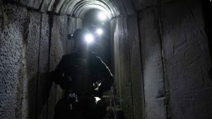 Ushtarët izraelitë udhëheqin gazetarët përgjatë tunelit ku thonë se kanë gjetur gjurmë të pengjeve në Khan Younis, në Rripin e Gazës (10 janar 2024)