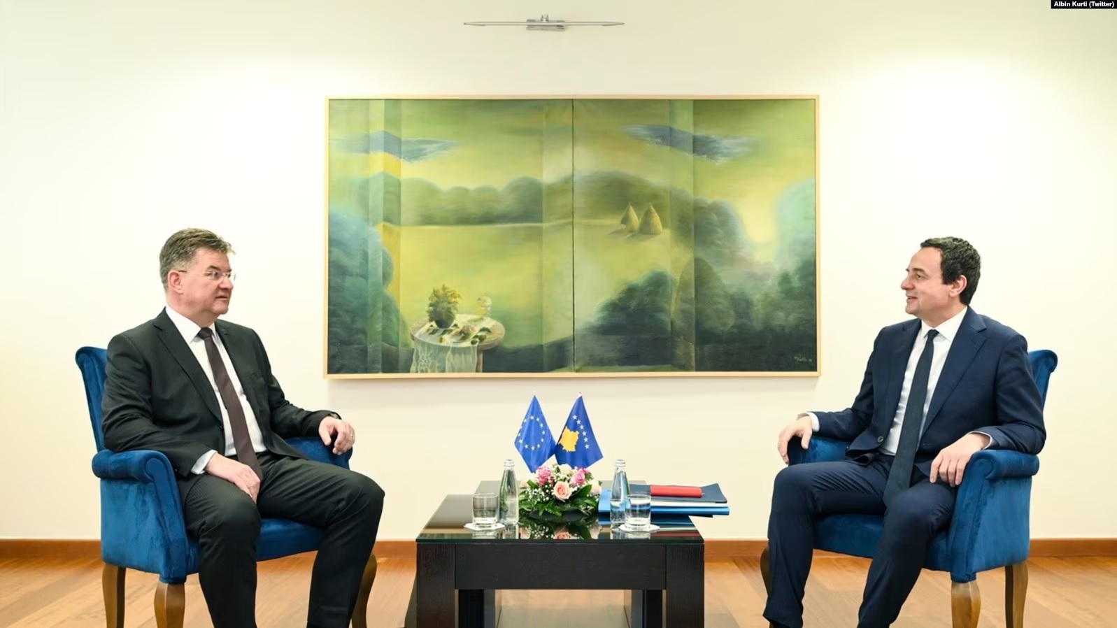 I dërguari i posaçëm i Bashkimit Evropian (BE) për dialogun ndërmjet Kosovës dhe Serbisë, Mirosllav Lajçak, dhe kryemnistri i Kosovës, Albin Kurti.