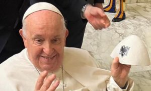 Papa Françesku me plis në dorë