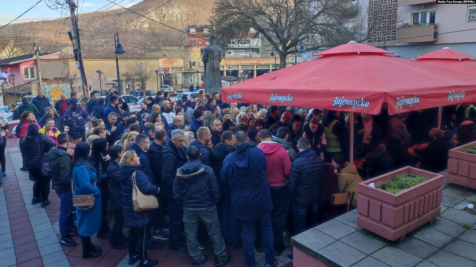 Qytetarët e grumbulluar në vendin ku po mbahet peticioni për shkarkimin e kryetarit shqiptar. Zveçan, 19 janar 2024.